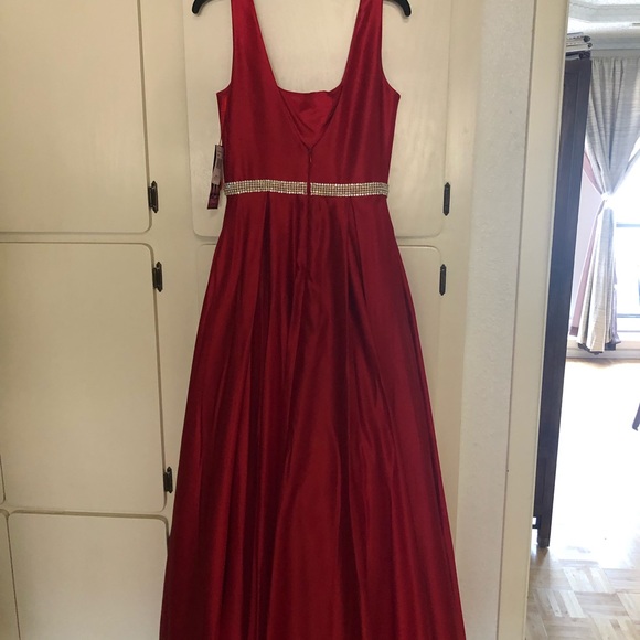 NWT red formal dress. $150 unaltered and unworn - Picture 7 of 8